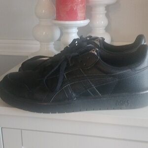 Men's all black Asics
